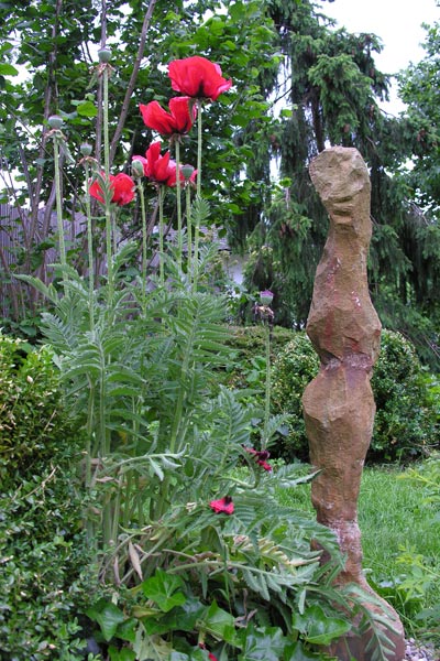 Gartenobjakt aus Sandstein, bemalt von Wolfgang Classen